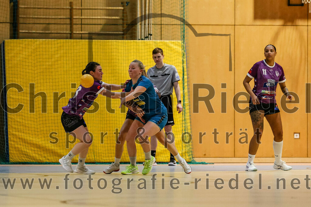 2024-02-24_081_SpVgg_Altenerding_gegen_SSG_Metten_Frauen | Erding, Deutschland, 24.02.2024:
Handball, Bezirksoberliga Frauen Altbayern 2023 / 2024, 15. Spieltag, SpVgg Altenerding gegen SSG Metten, Endergebnis: 32:28

Katharina Künstner (SpVgg Altenerding, #23), Alexandra Baumann (SSG Metten, #7), Nikayla Alston (SpVgg Altenerding, #11)

Foto: Christian Riedel / fotografie-riedel.net