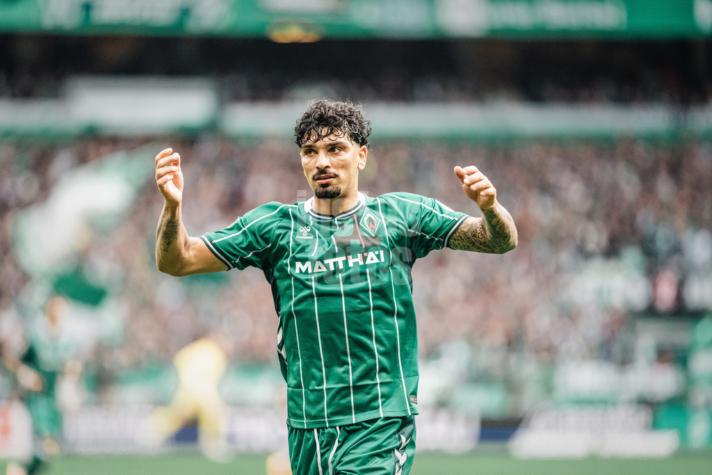 Fußball | Männer | Saison 2025/2026 | 1. Fußball-Bundesliga | 6. Spieltag | SV Werder Bremen vs. FC St. Pauli | 04.10.2025 | Cameron Puertas Castro (#18, SV Werder Bremen) heizt die Fans ein