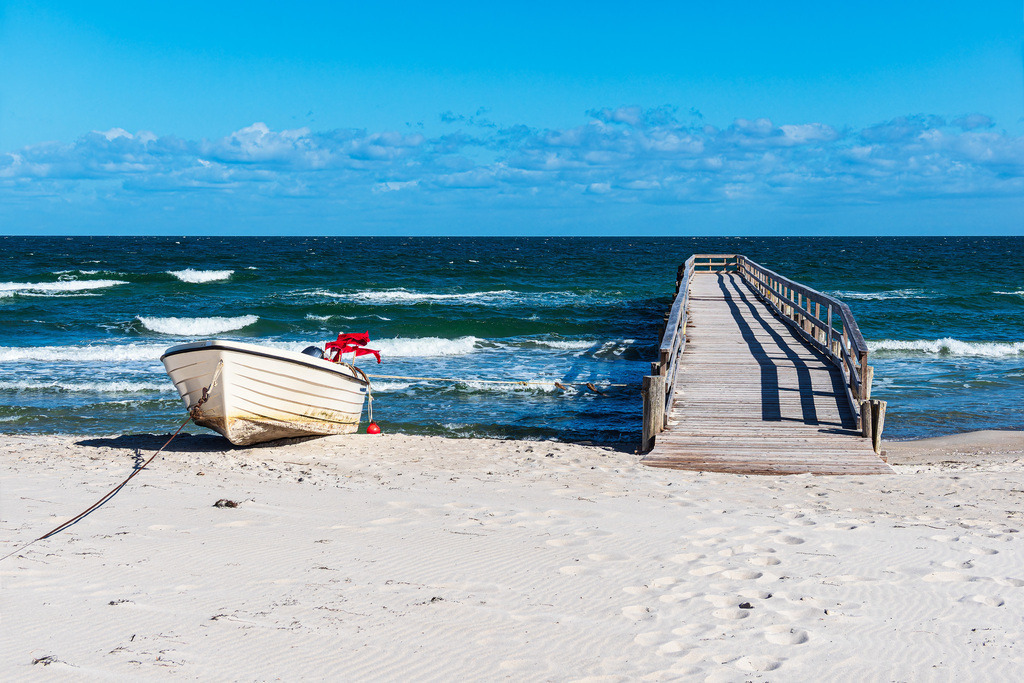 Fischerboot und Steg an der Ostseeküste bei Zingst auf dem Fischland-Darß | Fischerboot und Steg an der Ostseeküste bei Zingst auf dem Fischland-Darß.