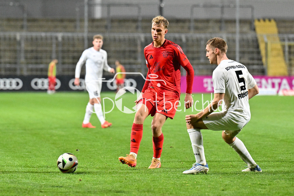 FC Bayern Amateure - TSV Schwaben Augsburg | im Duell Kurt RUEGER (FC Bayern München II #8) und Dennis RUISINGER (TSV #5) / Zweikampf / Regionalliga Bayern: FC Bayern Muenchen II - TSV Schwaben Augsburg, Gruenwalder Stadion am am 25.10.2024