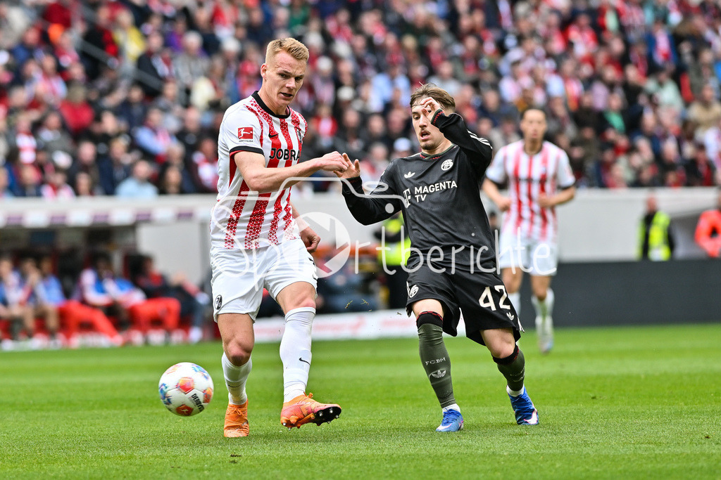 SC Freiburg - FC Bayern München | FREIBURG, GERMANY - 04. APRIL: im Duell Philipp LIENHART (SC Freiburg 3) und Lennart KARL (FC Bayern Munich 42) während dem Bundesligamatch zwischen dem SC Freiburg und dem FC Bayern München am 28. Spieltag im Europa-Park Stadion / DFL REGULATIONS PROHIBIT ANY USE OF PHOTOGRAPHS AS IMAGE SEQUENCES AND/OR QUASI-VIDEO