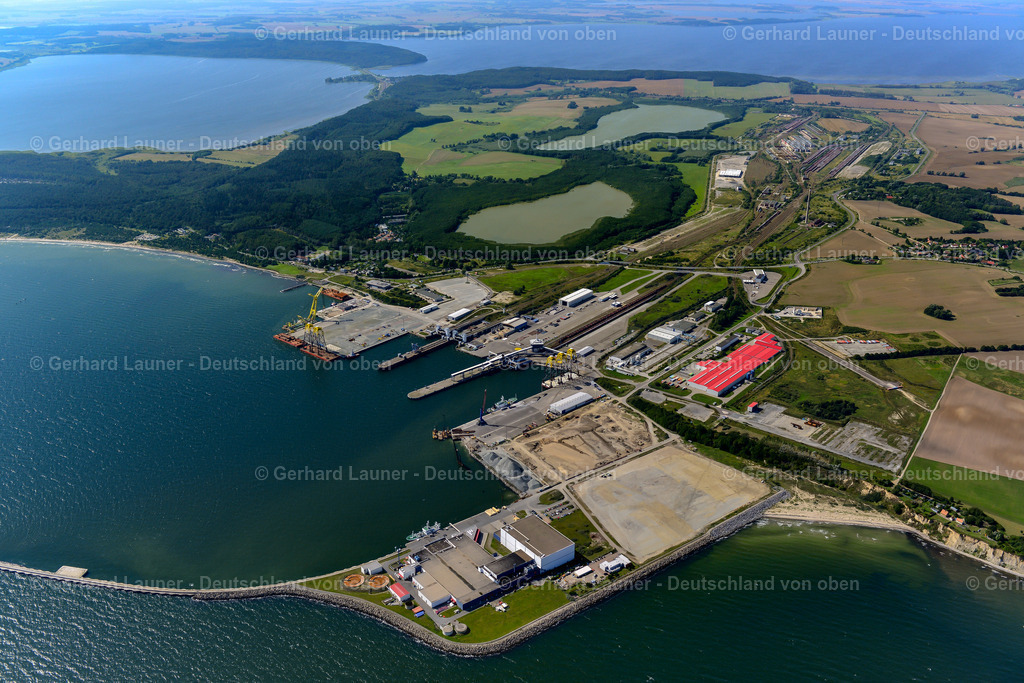 3637869 | SASSNITZ 25.08.2016 Hafenanlagen an der Meeres- Küste der Insel Rügen im Ortsteil Hagen in Sassnitz im Bundesland Mecklenburg-Vorpommern. // Port facilities on the seashore of the Iland Ruegen in the district Hagen in Sassnitz in the state Mecklenburg - Western Pomerania. Foto: Gerhard Launer