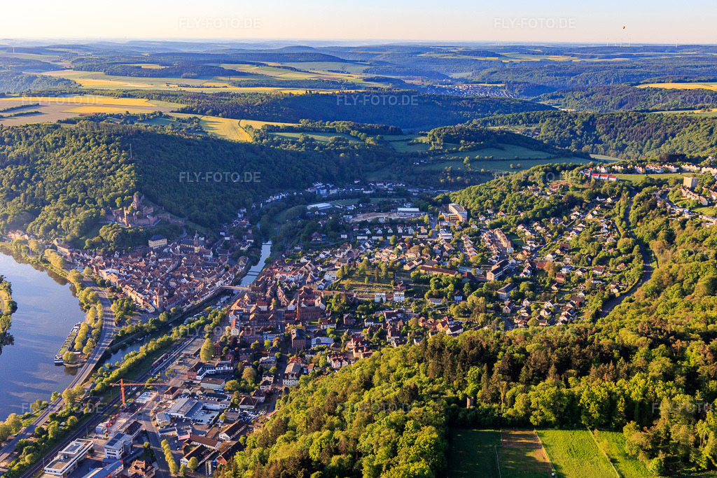 Luftbild: Taubermündung in den Main unter der Burg Wertheim aus Nordosten in Wertheim im Bundesland Baden-Württemberg in Deutschland. Foto: IMG_146617.jpg vom 11.05.2025 durch Werner Riehm/FLY-FOTO.de