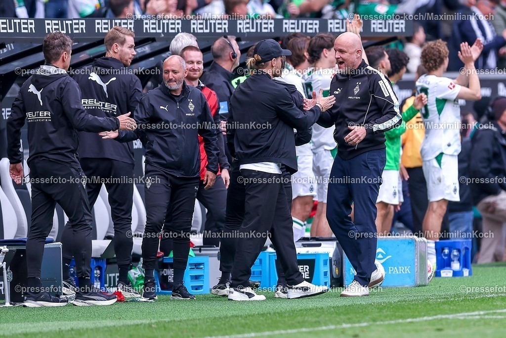 BMG16052601081 | 16.05.2026, Fußball, Borussia Mönchengladbach - TSG 1899 Hoffenheim, 1. Fußball Bundesliga, 34.Spieltag, Borussia-Park, Saison 2025 2026: Sportdirektor Rouven Schröder (Borussia Mönchengladbach) jubelnd nach dem Tor zum 4:0 an der Seitenlinie neben Cheftrainer Eugen Polanski (Borussia Mönchengladbach)  DFB regulations prohibit any use of photographs as image sequences and or quasi-video.