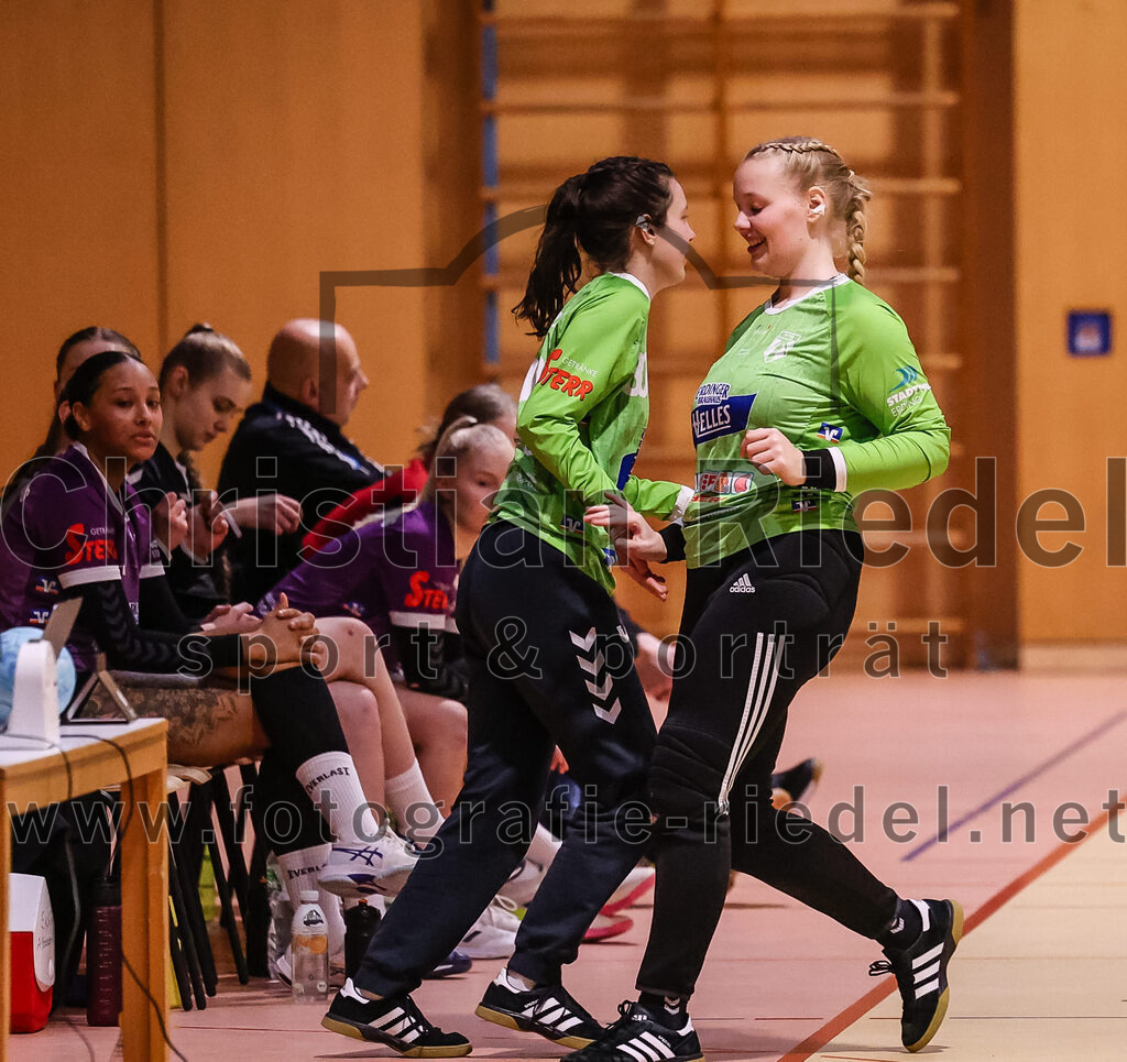 2025-01-18_057_SpVgg_Altenerding_gegen_TV_Altoetting | Erding, Deutschland, 18.01.2025:Handball, Bezirksoberliga Frauen Altbayern 2024 / 2024, 11. Spieltag, SpVgg Altenerding gegen TV Altötting, Endergebnis: 19:24Torfrau Lena Bernauer (SpVgg Altenerding, #30), Torfrau Hanna Obermair (SpVgg Altenerding, #1)Foto: Christian Riedel / fotografie-riedel.net