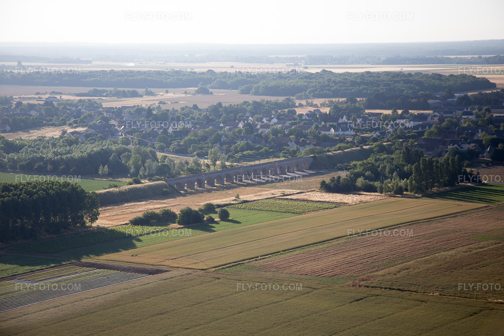 Aerial view: Viaduct at Vineuil/Loire in Vineuil in the state Loir et Cher, France. – Photo: IMG_082072.jpg taken on 06/20/2015 by Werner Riehm/FLY-FOTO.com – Resolution of the original: 5472 x 3648 px