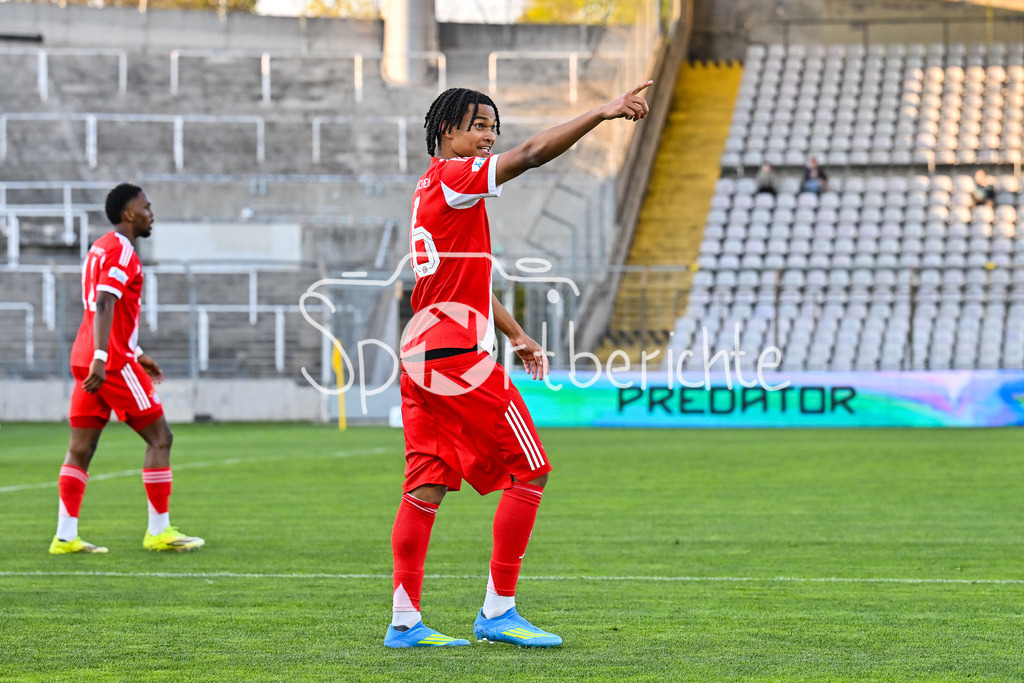 FC Bayern Amateure - SpVgg Ansbach | MUNICH, GERMANY - 17. APRIL: Jubel der Bayern nach dem Treffer zum 1-0 durch Julien YANDA (FC Bayern München II 16) / Tor / Torschuetze / Freude / Happy / während dem Match zwischen den Amateuren des FC Bayern München und der SpVgg Ansbach am 29. Spieltag der Regionalliga Bayern im Grünwalder Stadion