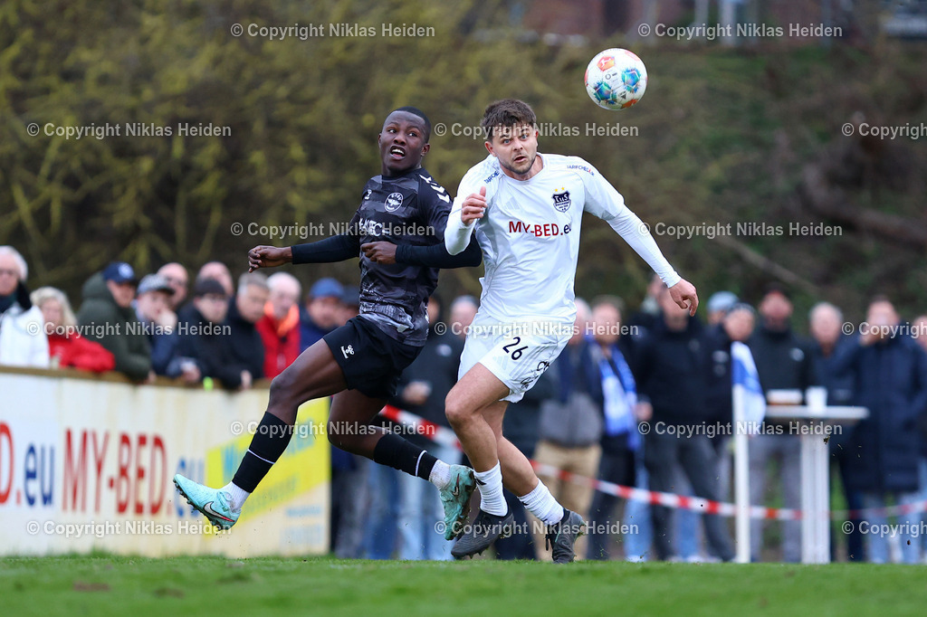 NH_TuSDassendorf_ETSVHamburg_OberligaHamburg_02042026 | #26 Yannik Nuxoll (TuS Dassendorf), #2 Brandolf Duah (ETSV Hamburg)Fußball I Herren I Gamesright Oberliga Hamburg I Saison 2025-2026  I 18. Spieltag I TuS Dassendorf - ETSV Hamburg I 02.04.2026 I Sportplatz Wendelweg