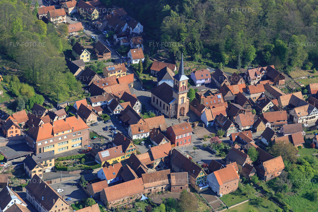 Luftbild: Église Protestante d'Offwiller in Offwiller im Bundesland Bas-Rhin in Frankreich. – Foto: IMG_099464.jpg vom 30.04.2017 durch Werner Riehm/FLY-FOTO.de – Auflösung des Originals: 5032 x 3355 px
