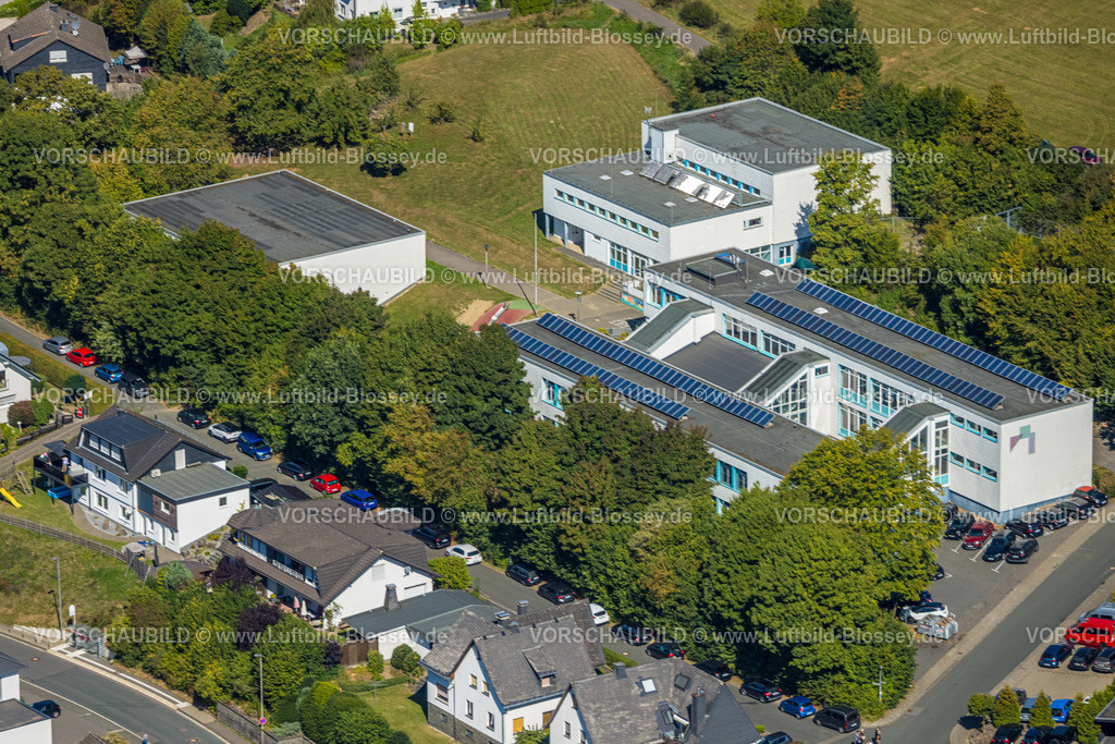 Wenden250812004 | Luftbild, Kolping-Bildungszentren Südwestfalen GmbH - Standort Wenden und Hallenbad Schwimmhalle Wenden, Wenden, Sauerland, Nordrhein-Westfalen, Deutschland