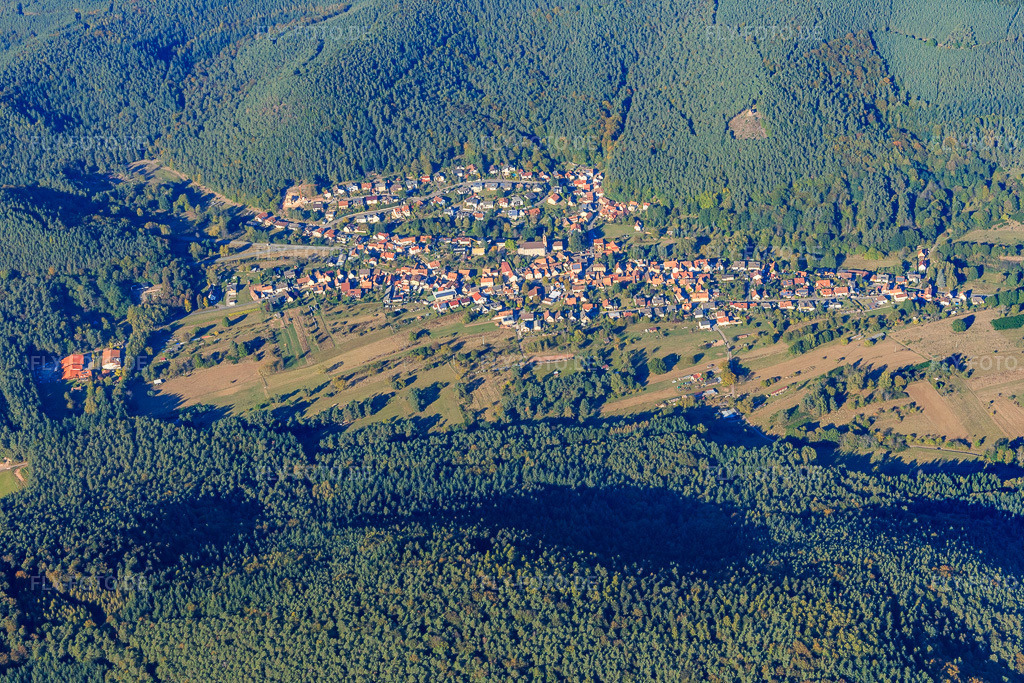 Luftbild: Dorfansicht im Pfälzerwald aus Süden in Birkenhördt im Bundesland Rheinland-Pfalz in Deutschland. Foto: IMG_095275.jpg vom 16.10.2016 durch Werner Riehm/FLY-FOTO.de