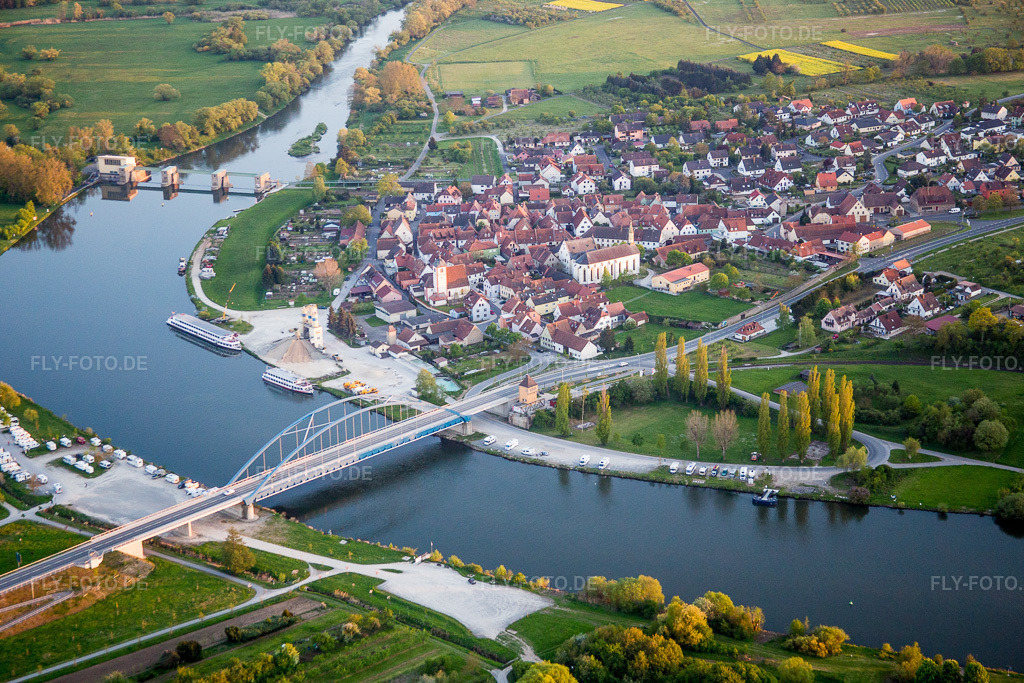 Luftbild: Fluß - Brückenbauwerk über den Main zwischen Astheim und Volkach im Bundesland im Ortsteil Astheim in Volkach im Bundesland Bayern in Deutschland. Foto: IMG_087931.jpg vom 05.05.2016 durch Werner Riehm/FLY-FOTO.de