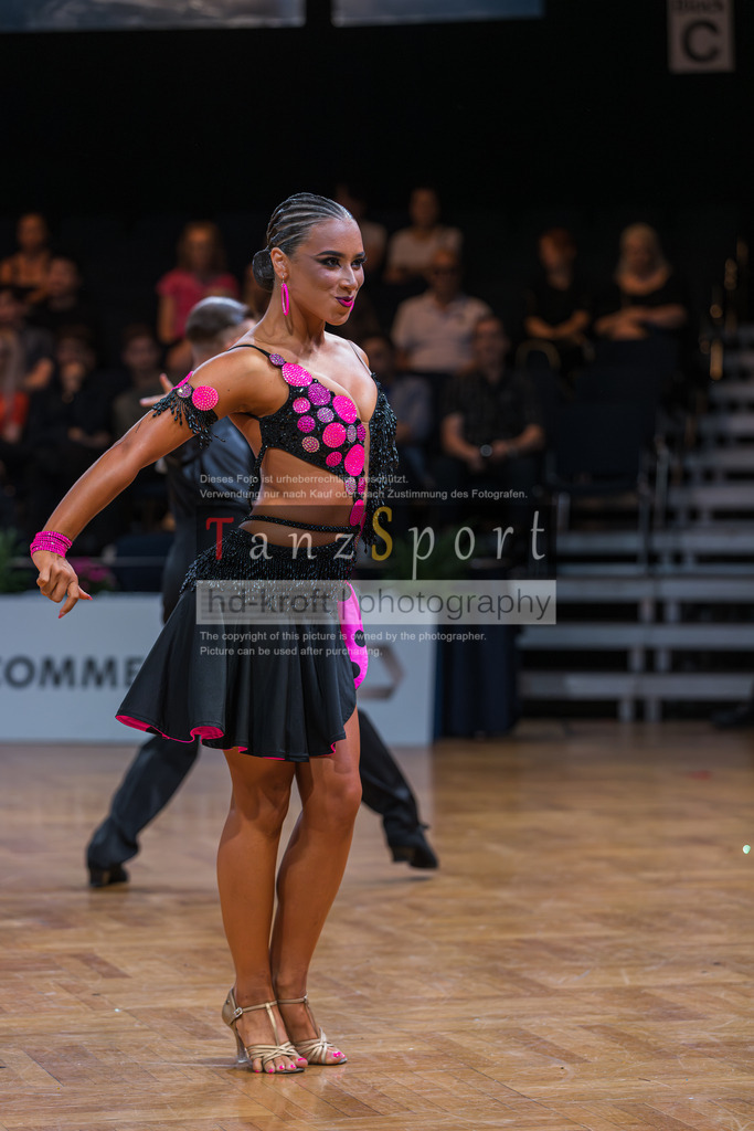 20250820_WDSF Open Lat Youth_2830 | Tanzsportbilder, Standardtanz, Lateintanz, WDSF, DTV, LTVB, dancecomp, goc, hessen tanzt, blaues band der spree, walzer, tango, wiener walzer, slowfox, quickstepp, samba, rumba, cha-cha-cha, paso doble. jive, hd-kroft photography, turniertanzsport