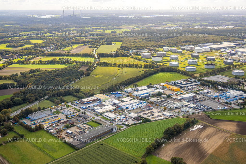 Huenxe241009792 | Luftbild, Gewerbeansiedlung In der Beckuhl im Hünxe Gewerbepark am Wesel-Datteln-Kanal, TanQuid GmbH Tanklager Hünxe, Industrie- und Gewerbepark Hünxe Bucholtwelmen-Ost, Fernsicht und blauer Himmel mit Wolken, Bucholtwelmen, Hünxe, Niederrhein, Nordrhein-Westfalen, Deutschland