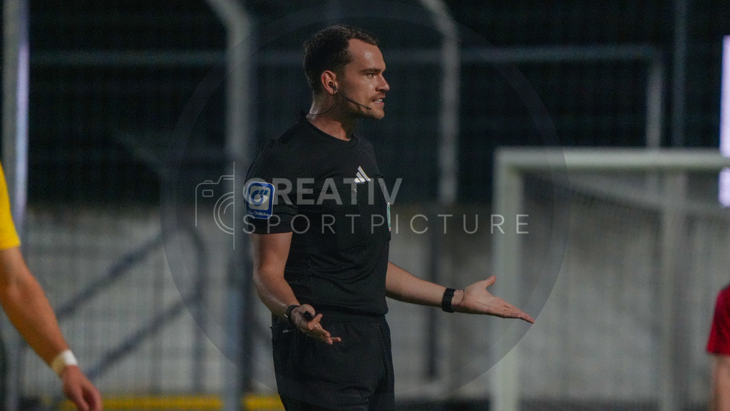 Fußball, Herren, Saison 2025/2026, Regionalliga Nordost, 8. Spieltag, FSV 63 Luckenwalde vs. FC Hertha 03 Zehlendorf, Dienstag 16.09.2025, Werner-Seelenbinder-Stadion Luckenwalde, | Fußball, Herren, Saison 2025/2026, Regionalliga Nordost, 8. Spieltag, FSV 63 Luckenwalde vs. FC Hertha 03 Zehlendorf, Dienstag 16.09.2025, Werner-Seelenbinder-Stadion Luckenwalde, Im Bild: DFB Schiedsrichter Richard Hempel - Realisiert mit Pictrs.com