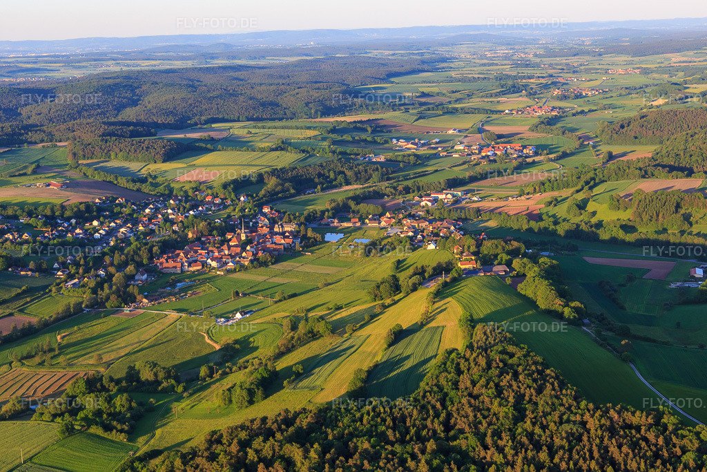 Luftbild: Ortsansicht von Westen in Burgwindheim im Bundesland Bayern in Deutschland. Foto: IMG_100428.jpg vom 27.05.2017 durch Werner Riehm/FLY-FOTO.de