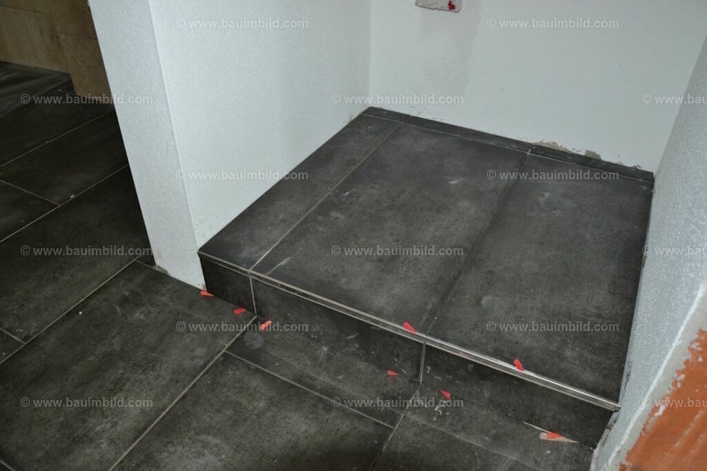 bib-lg21-fliesenlegerarbeiten-0078 | Nach LV-Leistungsgruppen sortierte Detailfotos über den Bau eines Hauses. Alle Hausbau-Bilder direkt vom Urheber und Autor der Website Haus-Selber-Bauen.com