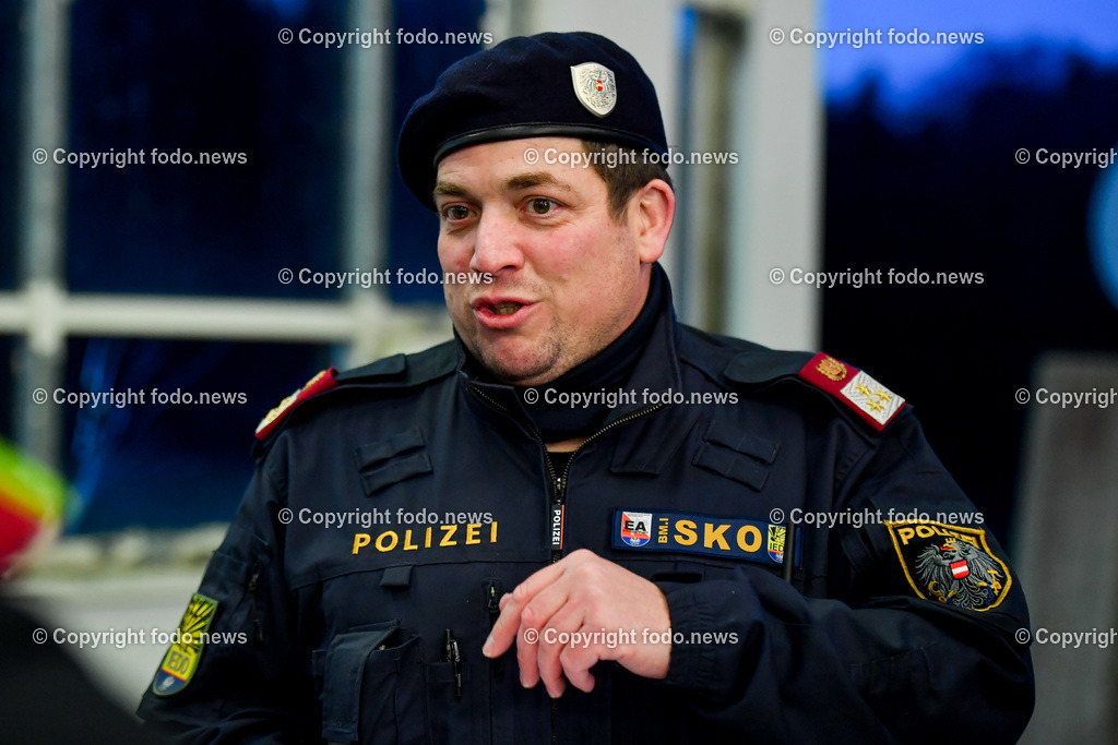 Polizei_ Kontrolle_ Feuerwerk_ 28.12.2022-6 | 28.12.2022, Weigetschlag Grenzuebergang, AUT, Polizei, Grenzkontrolle illegale Feuerwerkskoerper, im Bild Polizei, Kontrolle, Feuerwerk, Knallkoerper, Boeller

Bezirksinspektor Markus Kreilmeier (Sprengstoffsachkundiger)
