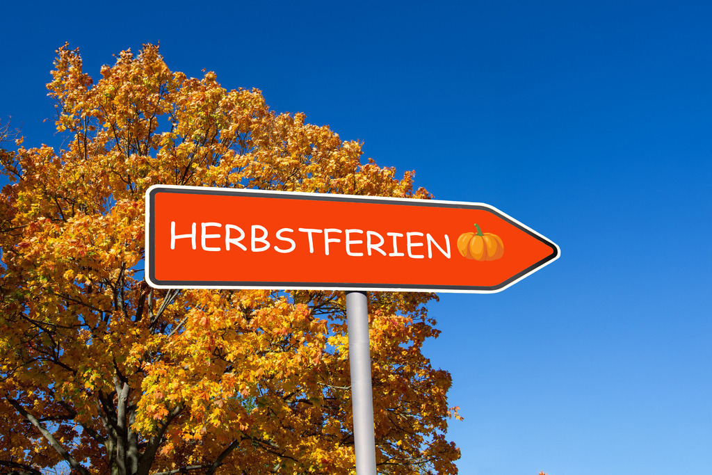 Herbstferien Bild: Schild mit der Aufschrift HERBSTFERIEN | Herbstferien Bild: Schild mit der Aufschrift HERBSTFERIEN vor einem herbstlich gefärbten Baum - Realisiert mit Pictrs.com