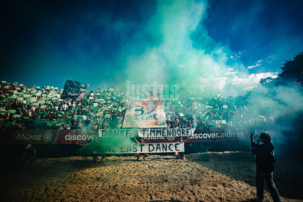 Beachvolleyball | Männer | Deutsche Meisterschaften 2025 Timmendorfer Strand | 06.09.2025 | Choreo der Fangruppe Fraktion Bräune mit der Aufschrift 33 Jahre Danke Timmendorf One Last Dance Pyrotechnik Konfetti Rauchtöpfe