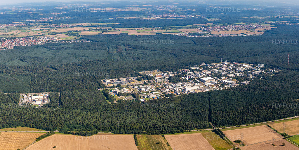 Luftbild: Forschungs- Gebäude und Bürokomplex des KIT Campus Nord (früher Kernforschungszentrum Karlsruhe). im Ortsteil Leopoldshafen in Eggenstein-Leopoldshafen im Bundesland Baden-Württemberg in Deutschland. Foto: IMG_128081-Pano.jpg vom 12.08.2021 durch Werner Riehm/FLY-FOTO.deAuflösung des Originals: 6610 x 3328 px