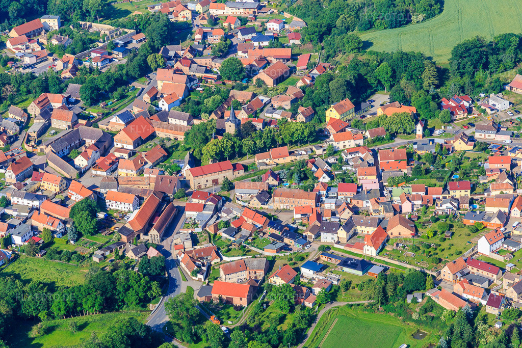 Luftbild: Dorfzentrum im Ortsteil Welbsleben in Arnstein im Bundesland Sachsen-Anhalt in Deutschland. Foto: IMG_148175.jpg vom 12.06.2025 durch Werner Riehm/FLY-FOTO.de