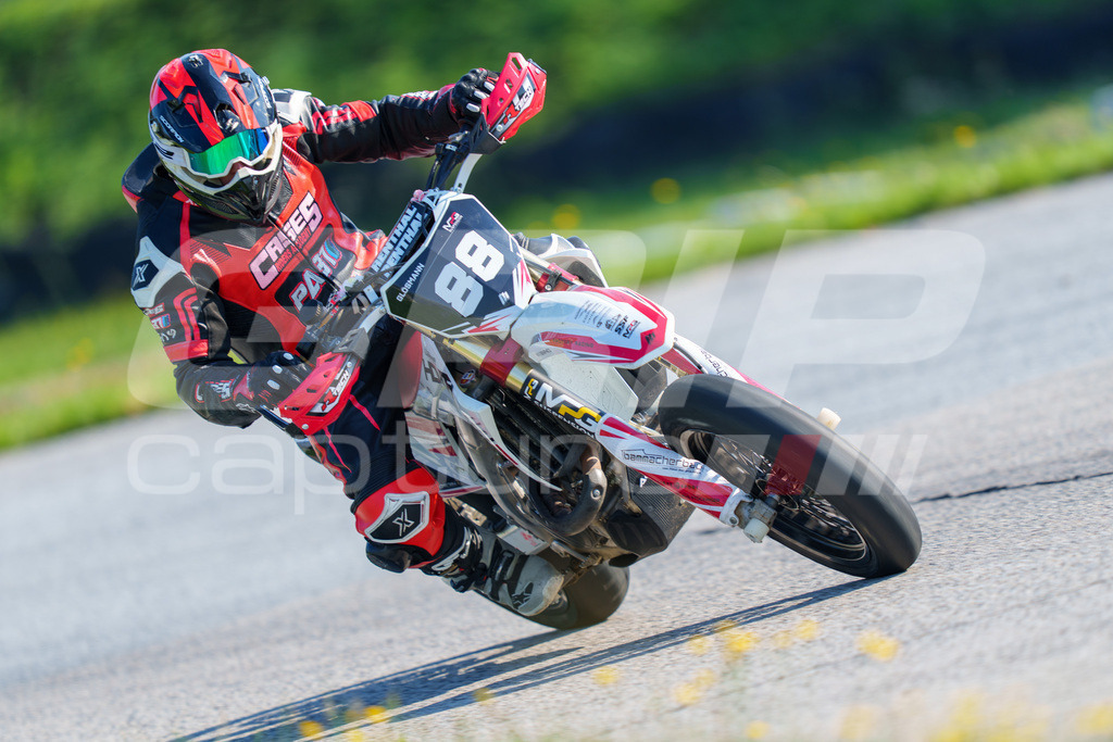 SuperMoto_Staatsmeisterschaft_Greinbach_058 | GRIPcapture steht für authentische Sportfotografie in Österreich – für Momente, die mehr sind als Geschwindigkeit oder Ergebnis. Es geht um Emotion, Spannung, Fokus und den Augenblick, der oft nur einen Wimpernschlag dauert.Ob Motorsport, Teamsport oder 