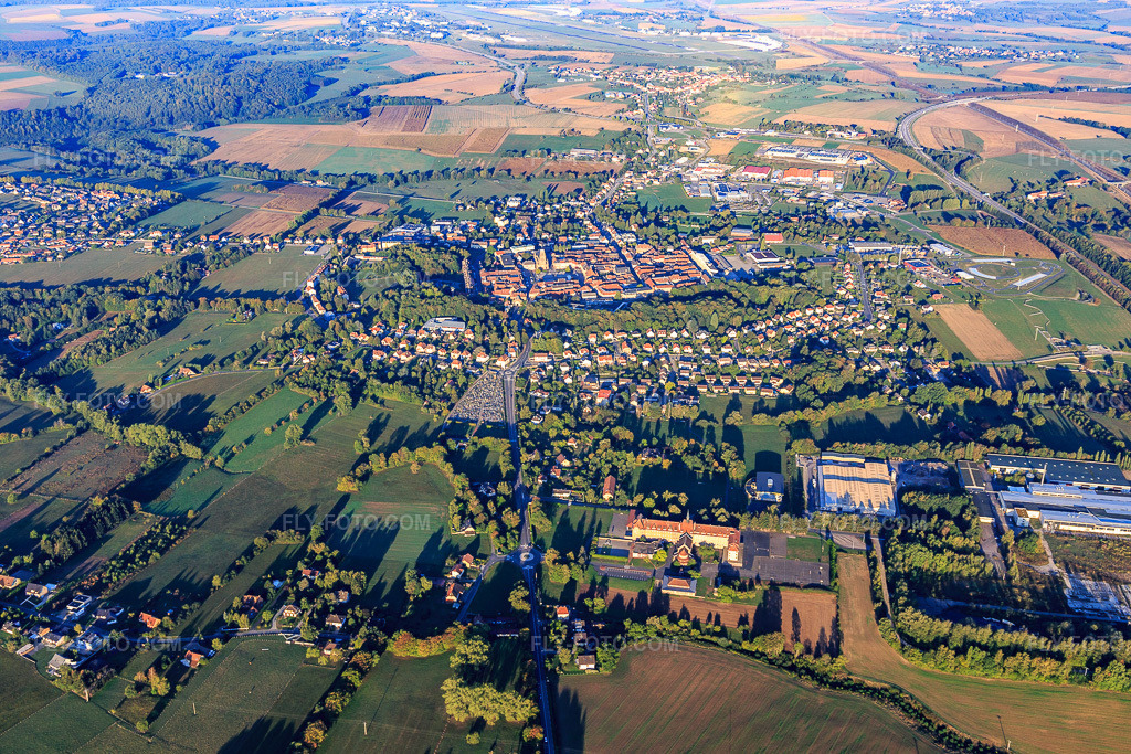 Aerial view: View of the town from the east in Phalsbourg in the state Moselle, France. – Photo: IMG_111680.jpg taken on 09/16/2018 by Werner Riehm/FLY-FOTO.com – Resolution of the original: 5472 x 3648 px