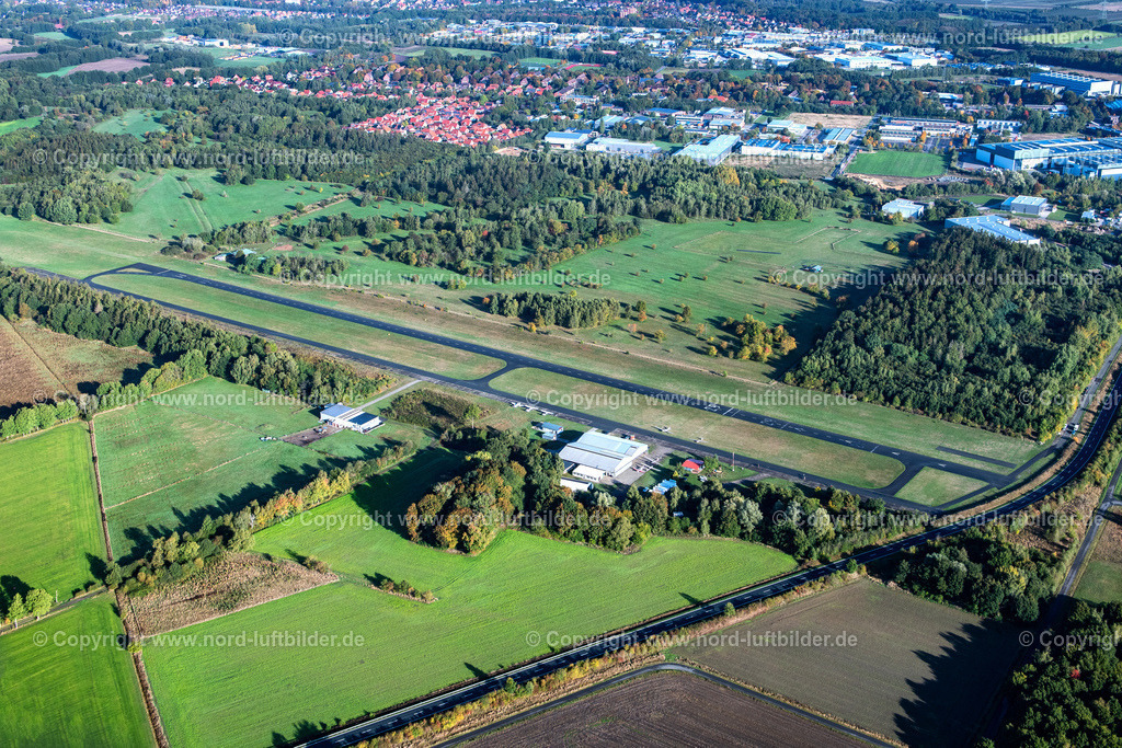 Stade_Flugplatz_Günther_Grönhoff_Lsv_Ottenbeck_ELS_4356091022 | STADE 09.10.2022 Start- und Landebahn mit Rollfeldgelände des Flugplatz Stade im Bundesland Niedersachsen, Deutschland. // Runway with tarmac terrain of airfield Stade in the state Lower Saxony, Germany. Foto: Martin Elsen