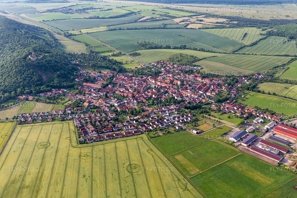 Luftbild: Ortsansicht im Ortsteil Mühlberg in Drei Gleichen im Bundesland Thüringen in Deutschland. Foto: IMG_007673.jpg vom 15.06.2021 durch Werner Riehm/FLY-FOTO.de