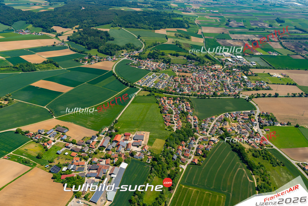 Das Luftbild zeigt : Hörmannsdorf Weng - Die Luftaufnahme wurde 2024 vom UL-Flugzeug aus erstellt ( keine Drohne ) - Hochauflösende Luftaufnahme - Für grossformatige Ausdrucke geeignet. Die Geschenkidee !Mit Lizenz und Bildrechte bestellbar