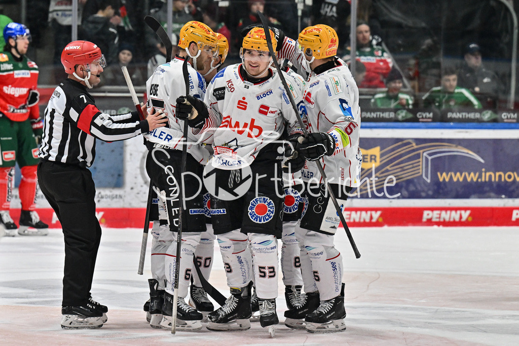 Augsburger Panther - Fischtown Pinguins | Jubel der Gaeste nach dem Treffer zum 0-5 durch Maxim RAUSCH (Fischtown Pinguins 53) / Freude / Happy / tor / torschuetze / DEL: Augsburger Panther - Fischtown Pinguins, Curt Frenzel Stadion am 08.01.2025