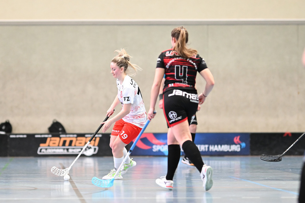 Floorball I Frauen I Saison 2023-2024 I 1. Frauen Floorball-Bundesliga I Playoffs 3. Spieltag I ETV Lady Piranhhas Hamburg - Dümptener Füchse | Maria Kapteina (19, ETV Lady Piranhhas Hamburg) gegen Laura Göbel (4, Dümptener Füchse) - Realisiert mit Pictrs.com