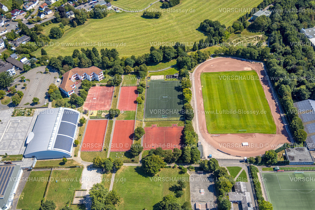 Kierspe250813032 | Luftbild, Sportpark Am Stadion, Rasenstadion mit Leichtathletikbahn, Fußballstadion Kiersper Sport-Club e.V. und Tennisplätze, Sporthalle Felderhofund Schanhollen Grundschule, Höferhof, Kierspe, Sauerland, Nordrhein-Westfalen, Deutschland