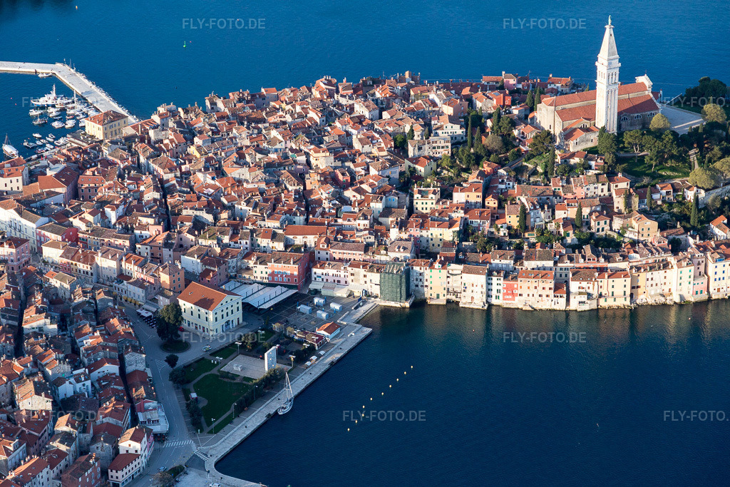 Luftbild: Ortsansicht in Rovinj im Bundesland Gespanschaft Istrien in Kroatien. Foto: IMG_106264.jpg vom 14.04.2018 durch Werner Riehm/FLY-FOTO.de