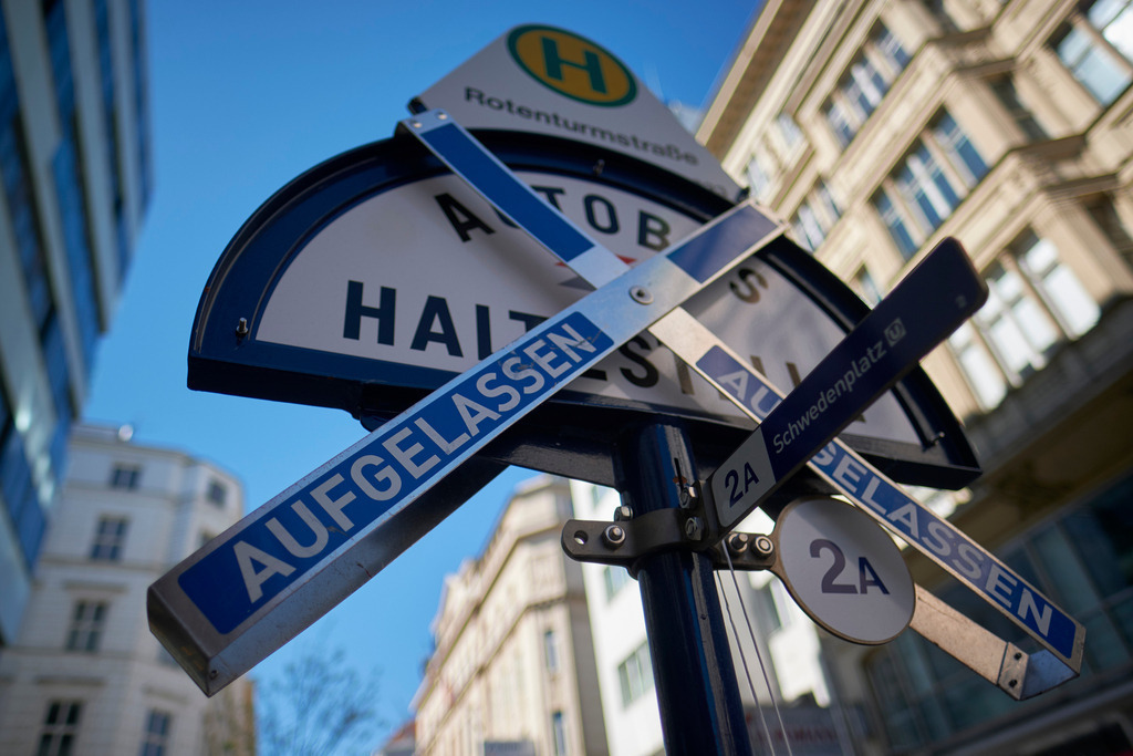 Aufgelassene Bushaltestelle | Wien, Austria - April 07, 2020: Fotografische Eindrücke auf dem Weg von Floridsdorf zum Stephansplatz während der Corona-Krise; Aufgelassene Bushaltestelle. - Realisiert mit Pictrs.com