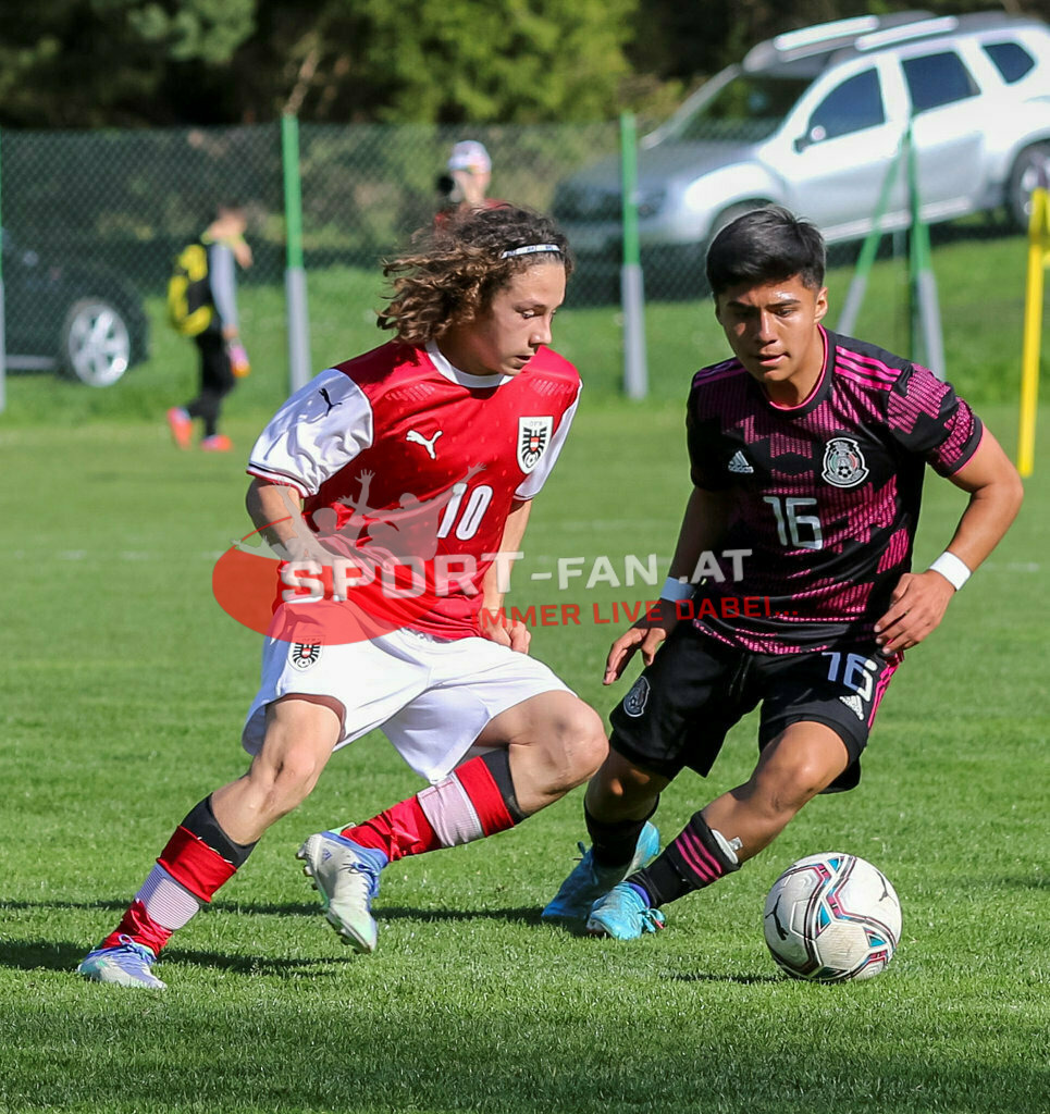 AUSTRIA U15 - MEXICO U15 | FABIAN SILBER (Austria #10) Jesus Torres (Mexico #16) ; AUSTRIA U15 - MEXICO U15 am 29.04.2022 in Arnoldstein
(Sportplatz), AUSTRIA, (Photo by Ernst Krawagner sport-fan.at) - Realisiert mit Pictrs.com