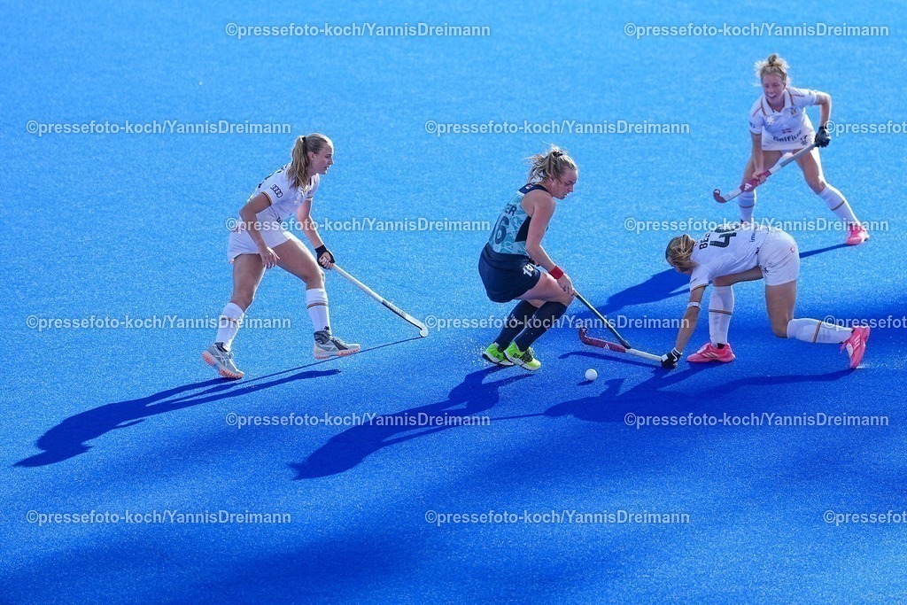 xydrx11082502005 | 11.08.2025, xydrx, Frauen EuroHockey Championship 2025, Gruppenphase, Gruppe B, England - Belgien, Sparkassenpark Mönchengladbach: Isabelle Petter (ENG #16) im Zweikampf gegen Camille Belis (BEL #40) und Lisa Moors (BEL #28)