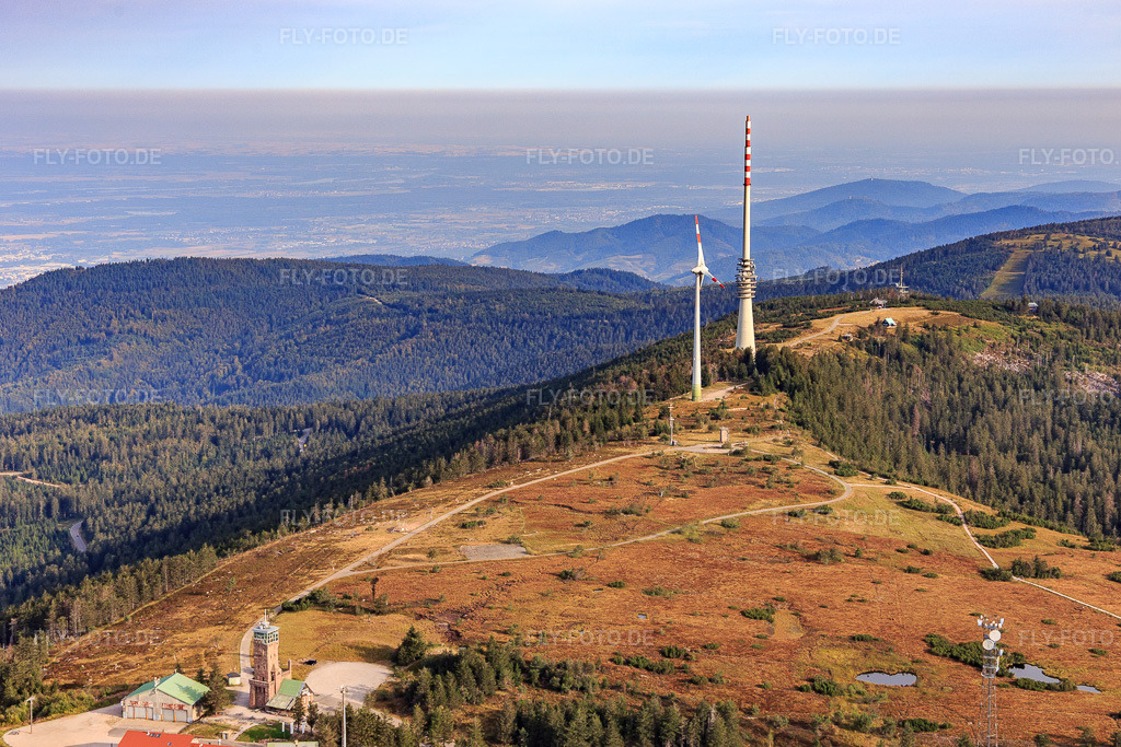 Luftbild: Hornisgrinde, höchster Berg des N-Schwarzwalds mit SWR Sender, Bismarckturm und Hornisgrindeturm in Seebach im Bundesland Baden-Württemberg in Deutschland. Foto: IMG_008839.jpg vom 20.09.2020 durch Werner Riehm/FLY-FOTO.de