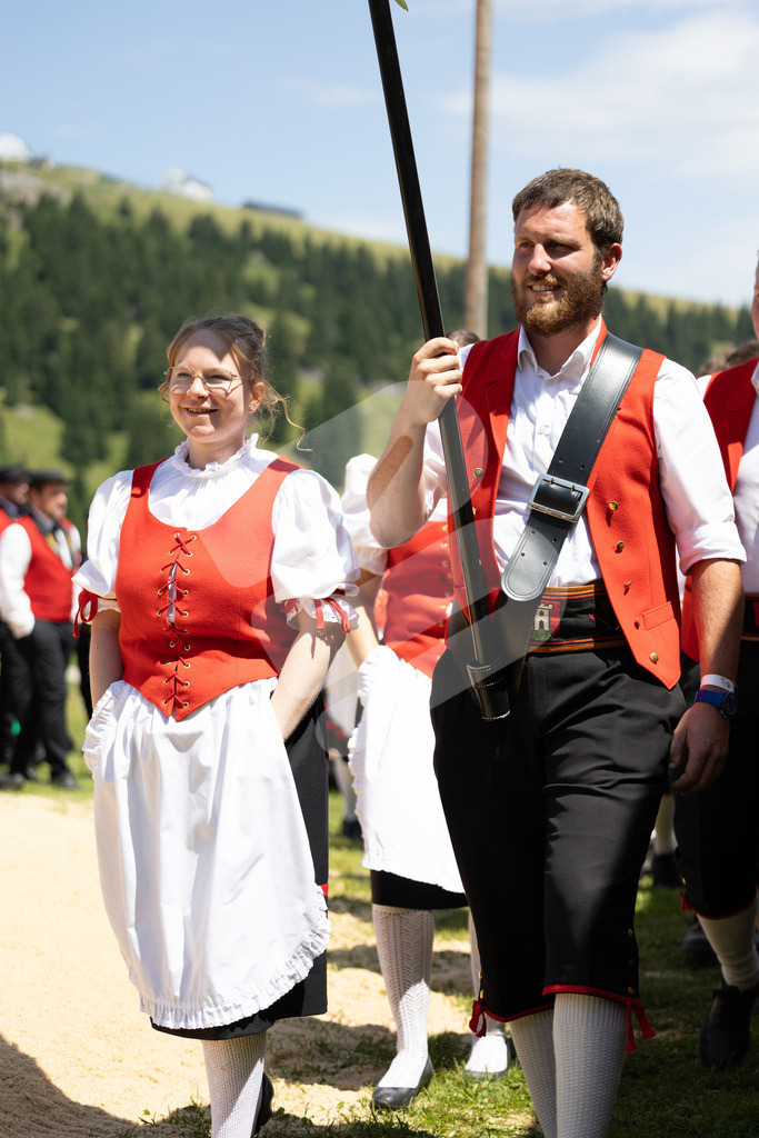 Rigi2025_2019 | Die Schwinger des Schwyzer Kantonalen Schwingerverbandes: Fotos, die Dynamik und Leidenschaft festhalten, sowie emotionale Momente aus dem traditionellen Schwingsport zeigen. - Realisiert mit Pictrs.com