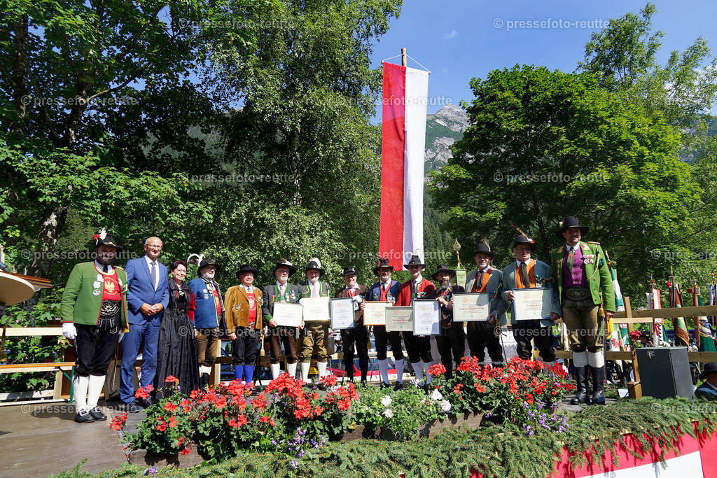 b-news-2023-Juli23-Regimentsschuetzenfest2-Steeg-EHRUNGEN-DSC07125 | Info aus dem Bezirk Reutte/Ausserfern Tirol sowie eine umfangreiche Bilddatenbank über die gesamte Region: Lechtal, Talkessel Reutte, Tannheimertal, Zwischentoren. Lech, Plansee, Zugspitze, Grenztunnel, B179, Fernpassstraße, Verkehr, Lawinen, Tradition, - Realisiert mit Pictrs.com