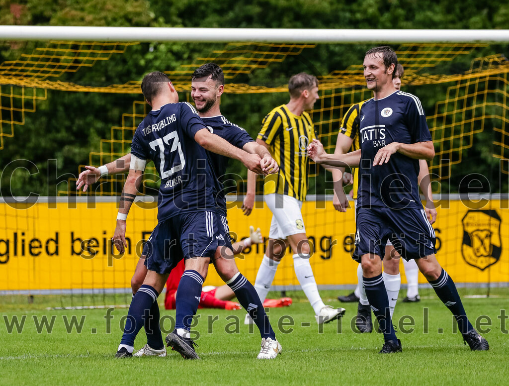 2023-07-29_082_FC_Moosinning_gegen_TuS_Raubling | Moosinning, Deutschland, 29.07.2023:
Fußball, Bezirksliga Oberbayern Ost 2023 / 2024, 1. Spieltag, FC Moosinning gegen TuS Raubling, Endergebnis: 0:7

Jubel nach dem Tor zum 0:3 durch Michael Gruber (TuS Raubling, #23)
Michael Gruber (TuS Raubling, #23), Thomas Arnold (TuS Raubling, #17), Lukas Schöffel (TuS Raubling, #14)

Foto: Christian Riedel / fotografie-riedel.net