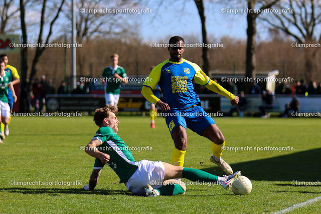 Fußball I Herren I Saison 2025-2026 I SHFV-Lotto-Pokal I Halbfinale I SV Todesfelde - VfB Lübeck 099 | v.l Luca Menke (5, VfB Lübeck), Noah Awuku (28, SV Todesfelde) - Realisiert mit Pictrs.com
