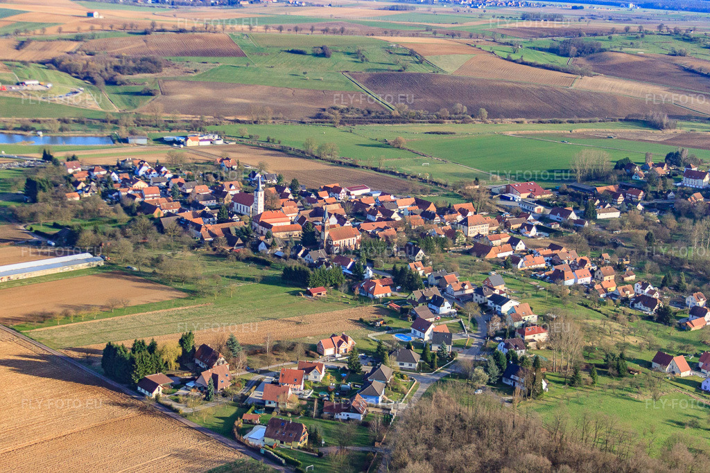 Vue aérienne: Vue de la ville depuis le nord-ouest à Kutzenhausen dans le département Bas Rhin, France.Photo: IMG_38741.jpg prise le 20/03/2011 par Werner Riehm/FLY-FOTO.euRésolution de l'original: 4479 x 2986 px
