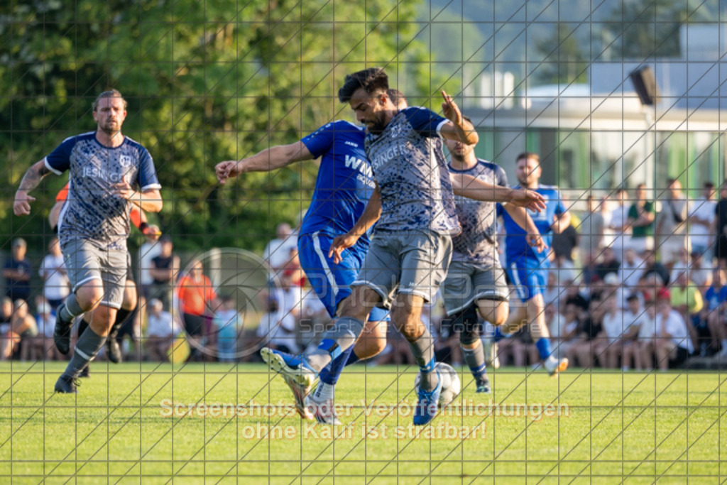 20250618_202544_0407 | #,SG Erkenbrechtsweiler-Hochwang (blau) vs. TSV Berkheim (grau), Fußball, Entscheidungsspiel 2 in Bezirksliga - Bezirk Neckar/Fils, Saison 2024/2025, Rasenplatz, Erlengarten 37, 73087 Bad Boll, 18.06.2025 - 18:30 Uhr,Foto: PhotoPeet-Sportfotografie/Peter Harich