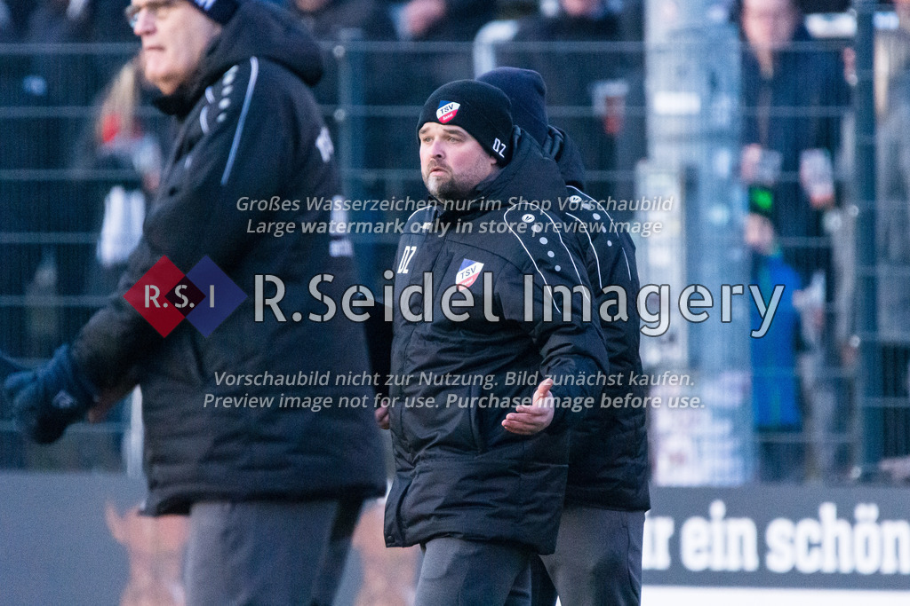 Fußball, Saison 2022/23, Oberliga Hamburg, Altona 93 - TSV Sasel, Adolf-Jäger-Kampfbahn (Hamburg), 21.01.2023, 24. Spieltag | Daniel Mark Zankl (Sasel, Cheftrainer)