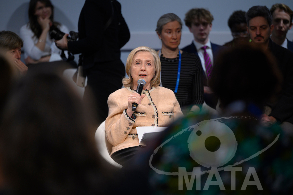 _DWI5104 | Die US-Politikerin Hillary Clinton auf der Veranstaltung Girls Just Want to Have Fundamental Rights: Fighting the Global Pushback im Rahmen der Münchner Sicherheitskonferenz 2026. München, 14.02.2026 Bayern Deutschland - Realisiert mit Pictrs.com