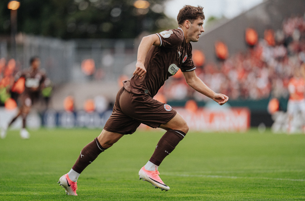 FCSP_YD-05670 | Der offizielle Shop für FC St. Pauli Fotos. Wähle aus Spielszenen & Fanmomenten dein FCSP Wunschformat. Wir liefern Millerntor-Atmosphäre.