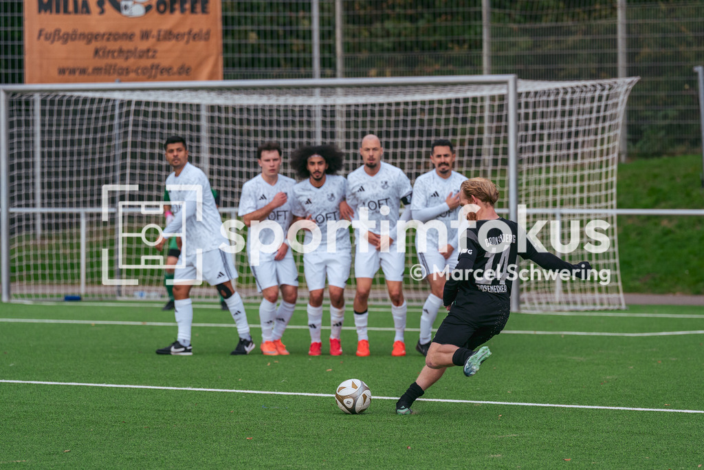 SSV Germania Wuppertal – Cronenberger SC | Luis Rosenecker (14, Cronenberger SC) bei einem Freistoß. Bezirksliga Niederrhein, Gruppe 2: SSV Germania Wuppertal gegen Cronenberger SC, Wuppertal, 11.10.2026. Endstand: 1:4. sportimfokus / Marcel Schwering - Realisiert mit Pictrs.com