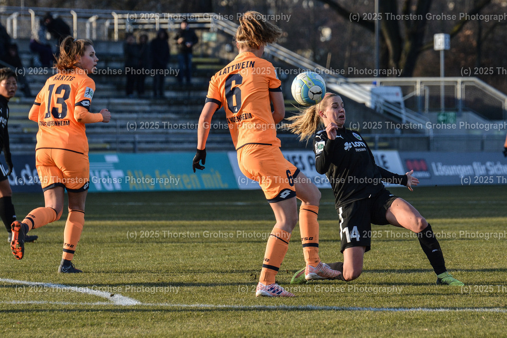 Fussball-BL Frauen 1. FFC Frankfurt vs. TSG 1899 Hoffenheim | Lena Lattwein #6 (TSG 1899 Hoffenheim), Groenen Jackie #14 (1.FFC Frankfurt); Fussball-BL Frauen 1. FFC Frankfurt vs. TSG 1899 Hoffenheim, Fussball-Bundesliga Frauen am 24.02.2018 im Stadion am Brentanobad in Frankfurt/Main, (Deutschland) - Realisiert mit Pictrs.com